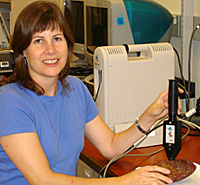Janice Bishop measuring spectra of a rock in the lab